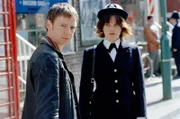 Beamtin Annie (Liz White) und Inspektor Sam Tyler (John Simm) sind im Einsatz.