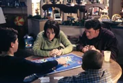 Lois (Jane Kaczmarek, mi.) und Hal (Bryan Cranston, re.) entwickeln beim Spieleabend mit den Kindern etwas zu großen Ehrgeiz.