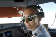 Die Co-Pilotin Alina Haiduk fliegt den Airbus A330neo.