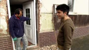 Der 17-jährige Kayhan (re.) und sein Vater Berhan (li.) renovieren gemeinsam ein Schnäppchenhaus...Der 17-jährige Kayhan (re.) und sein Vater Berhan (li.) renovieren gemeinsam ein Schnäppchenhaus...