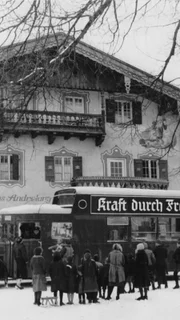 Ein Bus, der Filme der Gruppe KdF "Kraft durch Freude" in ein bayerisches Dorfgasthaus bringt.