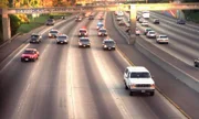 Als Hauptverdächtiger floh O. J. Simpson in einem weißen Ford Bronco SUV vor der Polizei von Los Angeles, die ihn festnehmen wollte. Die Verfolgungsjagd am 17. Juni 1994 quer durch Beverly Hills wurde live von einem US-amerikanischen Fernsehsender übertragen.