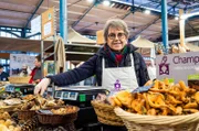 Pilze sind ein wichtiger Teil der französischen Küche. Auf dem Markt von Dijon gibt es einen Stand, der ausschließlich Pilze verkauft: roh, eingelegt und als Pastete. Blandine Lecherf an ihrem Stand mit der selbst gezüchteten Ware