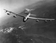 Die B-52A Stratofortress war ein schwerer Langstreckenbomber, der vom US-Militär ausgiebig eingesetzt wurde. Ca. 1950er Jahre.
