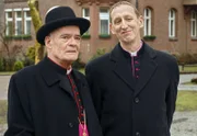 Bischof Hemmelrath (Hans-Michael Rehberg, li.) und sein Adlatus Mühlich (Gilbert von Sohlern) haben ihren umtriebigen Pfarrer nach Potsdam versetzt.