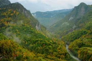 Die Tara oder "Träne Europas", wie Einheimische den längsten Fluss Montenegros nennen, hat eine 1.300 Meter tiefe Schlucht ins Durmitor-Gebirge gegraben und den längsten und tiefsten Canyon Europas geschaffen. Die wilde Schlucht stellte eine besondere Herausforderung für das Filmteam dar, denn sie ist kaum zugänglich.