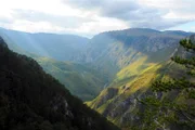 Die Tara oder "Träne Europas", wie Einheimische den längsten Fluss Montenegros nennen, hat eine 1.300 Meter tiefe Schlucht ins Durmitor-Gebirge gegraben und den längsten und tiefsten Canyon Europas geschaffen.