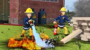 Am Bahnhof löschen Elvis und Arnold den Brand, der von einem davongerollten Grill verursacht wurde.