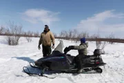 Chevie Roach mit seinem Sohn Ryder Roach auf einem Schneemobil. (National Geographic/Soren Sieberts)
