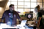 Daniel (Charley Koontz) und Raven (Hayley Kiyoko) versuchen einem Hacker das Handwerk zu legen, der vielen Frauen das Leben mit seiner Rache-Porno-Seite zur Hölle macht.