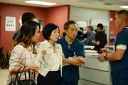 V.l.: Janet (Tina Huang), Sumei Zia (Elizabeth Sung), Dr. Topher Zia (Ken Leung), Dr. Drew Alister (Brendan Fehr)
