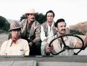 Murray (Thom Bray, li.), Cody (Perry King, 2.v.li.), Nick (Joe Penny, 2., v.re.) und der mexikanische Polizist Carlos (Castulo Guerra) sind auf dem Weg zu einer Kronzeugin, die sie beschützen sollen.