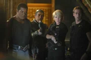 L-R: Teal'c (Christopher Judge), Carter (Amanda Tapping),Master Bra'tac (Tony Amendola) und  Dr. Daniel Jackson  (Michael Shanks)...