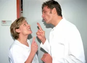 Jetzt geht Dr. Schmidt (Walter Sittler) mit Schwester Eva (Susanne Czepi) zum Streiten sogar schon in die Abstellkammer. Was wohl Nikola dazu sagen wird?