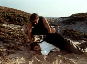 Jesse (Charlie Schlatter, oben) kümmert sich um einen bewusstlosen Mann, der am Strand zusammengebrochen ist.