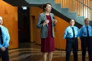 Justizministerin Elisabeth (Karen-Lise Mynster) hält bei der Eröffnung eines neuen Gefängnisses eine starke Rede.