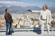 Semirs (Erdogan Atalay, l.) Schicksal scheint besiegelt, als Silan (Vedat Erincin) über den Dächern von Tirana seine Waffe auf ihn richtet...