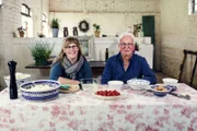 Spargelhofbetreiberin Alexandra Tinneberg und der Hobbykoch Ulf Dähnrich kochen gern die Altmärkische Hochzeitssuppe zusammen.