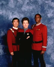 Captain Janeway (Kate Mulgrew,m.), Captain Hikaru Sulu (George Takei) und Lieutenant Tuvok (Tim Russ).