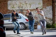 Alex (Vinzenz Kiefer), Semir (Erdogan Atalay) und Boschko (Matthias Weidenhöfer) versuchen ins Versteck der Gangster zu gelangen.