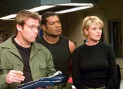 L-R: Daniel (Michael Shanks), Teal'c (Christopher Judge) und Carter (Amanda Tapping) überlegen, wie sie das Geheimnis wahren können...