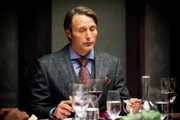 Bei Dr. Hannibal Lecter (Mads Mikkelsen) kommt nur frisches Fleisch auf den Tisch. Dass es sich allerdings um Menschenfleisch handelt, weiß außer ihm keiner ...