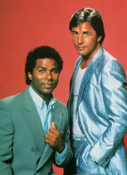 Sonny Crockett (Don Johnson, re.) und Ricardo Tubbs (Philip Michael Thomas).