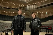 Daniel Schirmer (Sven Fricke, l.) und Nina Sieveking (Wanda Perdelwitz, r.) sind sichtlich beeindruckt vom großen Saal der Elbphilharmonie.