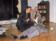 Ein Anwalt wurde von zwei Kugeln in seiner Kanzlei niedergestreckt. Kommissar Bonhoff (Wolfgang Krewe, li.) und Dr. Duhler (Klaus Schindler) suchen nach ersten Spuren.