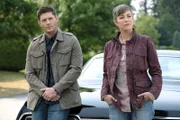 Dean Winchester (Jensen Ackles, l.); Jody Mills (Kim Rhodes, r.)