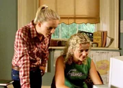 Auf Dover's Run will Jodi (Rachael Carpani) die sturmfreie Bude nutzen, um eine Party zu feiern. Doch sie hat die Rechnung ohne Becky (Jessica Napier, l.) gemacht.