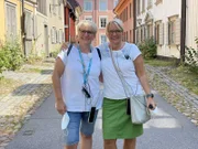 Die Passagierinnen Heidi Jung und Christel Lenk bei einem Stadtrundgang durch Stockholm.