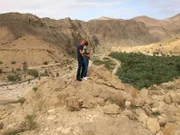 Das Pärchen Caro und Mopie genießen die Aussicht bei ihrem Ausflug in Muscat/Oman ins Wadi al Arabeen.