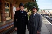 Sergeant Goodfellow (John Burton, l.) und Inspector Mallory (Jack Deam, r.) bemerken einen seltsamen Rauchgeruch.