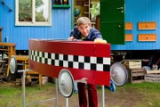 Ein Prachtstück, diese selbstgebaute Seifenkiste. Fritz (Guido Hammesfahr) will im Rennen zeigen, was er damit noch drauf.