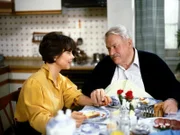 Zwei Turteltauben beim gemeinsamen Frühstück: Marga Diebelshauser (Simone Rethel) und Onkel Ludwig (Günther Strack) kommen sich immer näher.