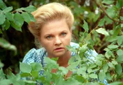 Adelheid Sonnleitner (Ulrike Beimpold) beobachtet die Szene.