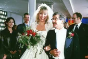 Das glückliche Brautpaar Ilse (Christiane Reiff mi.) und Gregor (Santiago Ziesmer 2.v.re). Im Hintergrund die Hochzeitsgäste Ayse (Lale Kareci li.), Horst Dahnke (Thomas Engel 2.v. li.) und Dr. Christoph C. Stein (Atto Suttarp re.)