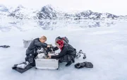 Unterwasser Kamerafrau Christina Karliczek (li) und Sicherheitstaucher Christian Howe (re) bei der Vorbereitung zum Eistauchgang.