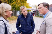 Die Kommissare Danner (Katharina Abt, l.) und Bach (Patrick Kalupa, r.) analysieren mit Polizeihauptmeister Mohr (Max Müller, M.) die bisherige Beweislage.