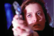 Weil sie glaubt, ihr Kollege sei zur anderen Seite übergelaufen, bedroht ihn Scully (Gillian Anderson) ...