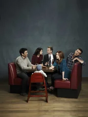 (8. Staffel) - Rückblick in die wilden Jahre von Ted (Josh Radnor, l.), Marshall (Jason Segel, r.), Barney (Neil Patrick Harris, M.), Lily (Alyson Hannigan, 2.v.r.) und Robin (Cobie Smulders, 2.v.l.) ...