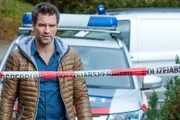 SOKO Kitzbühel – Staffel 17 Rolling Gams, Folge 229  Der Kommissar begutachtet den Tatort: Jakob Seeböck als Lukas Roither.  Copyright: SRF/ORF/Stefanie Leo