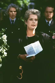 Uschi (Barbara Freier, Mi.) hält an Susannes Grab eine bewegende Trauerrede (hi.li. Uta Prelle; hi.re. Egon Hoffmann).