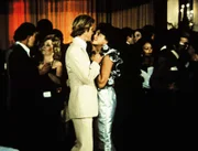 Barry (Brian Kerwin, 3.v.l.) und Elena (Julie Carmen, 4.v.l.) sehen sich beim Tanzen verdächtig tief in die Augen.