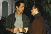 Dr. Larry Chambers (Gregory Harrison, l.)