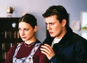 Nina (Marie E. Worch) traut sich nicht, Kevin (Oliver Petszokat) von dem Verhältnis ihrer Mutter mit Walter zu erzählen.