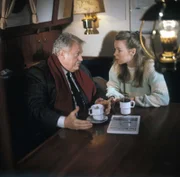 Onkel Ludwig (Günter Strack) ist selbst zu Tina (Marion Kracht) ans Ijsselmeer gefahren um sie davon zu überzeugen, dass es klüger ist, wenn sie mit Richy wieder nach Darmstadt zurückkehrt.