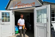 Ben Hinrichs kommt aus Krefeld am Niederrhein und ist neu auf der Insel Baltrum. Mit einem Insulaner möchte der 37-Jährige die Nordseeküche mit Bowles und Cocktails "aufpeppen" in ihrem neuen Beachclub.