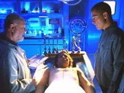 Damit hat Nick (George Eads) nicht gerechnet. Dr. Robbins (Robert David Hall, l.) findet keine Beweise, die auf einen Mord hindeuten.